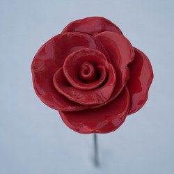 Rose rouge en céramique